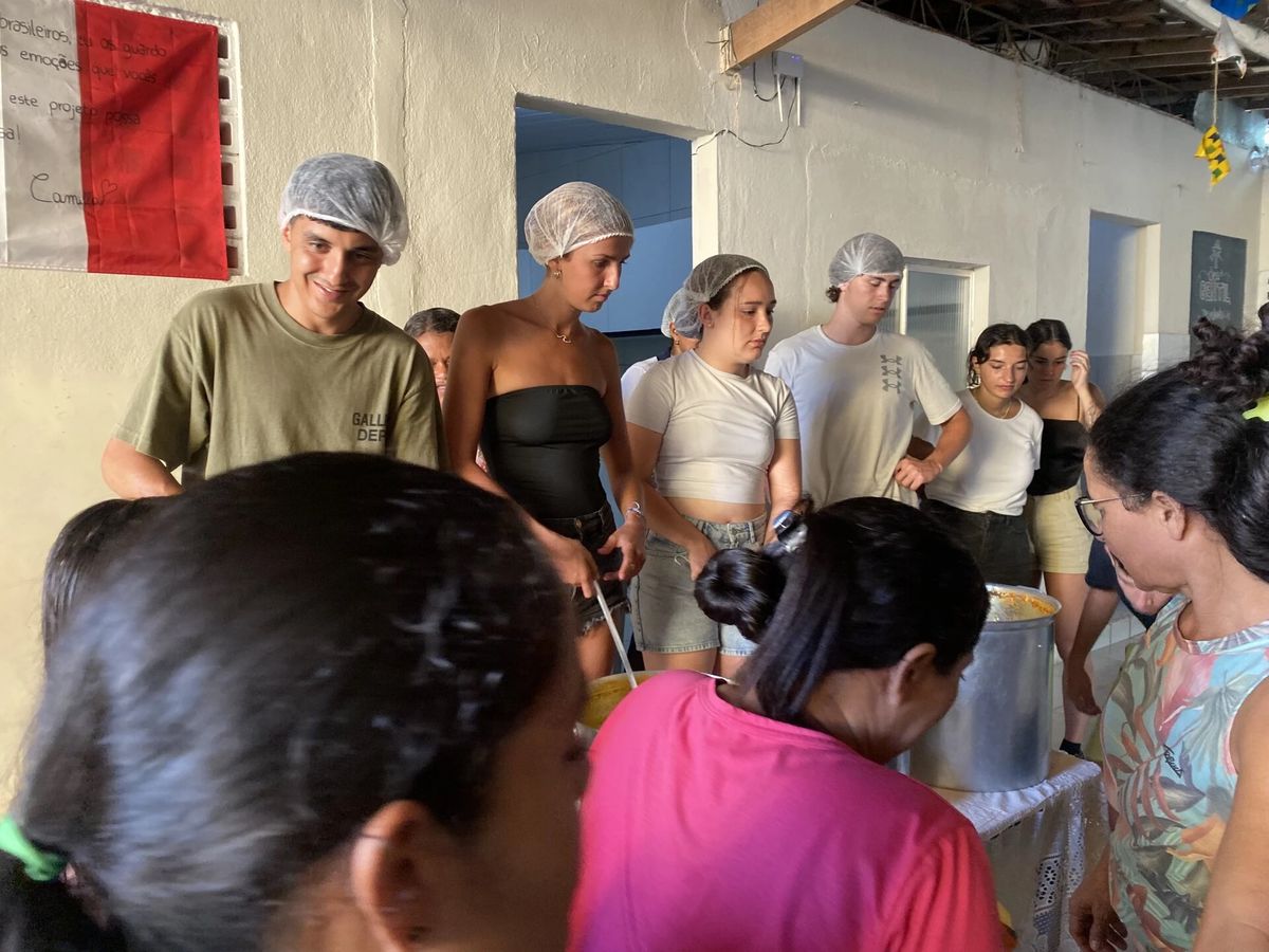 Serving Food in Itapororoca